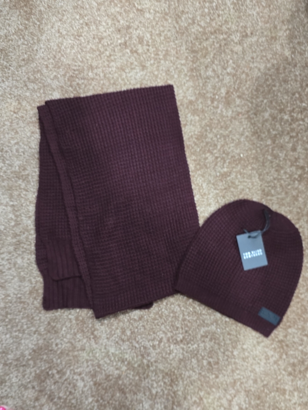 Men's Knit Scarf and Beanie Set in Burgundy —